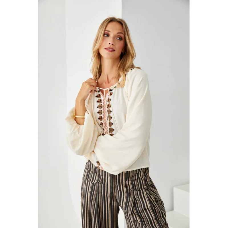 BLUSA HOJAS BORDADOS