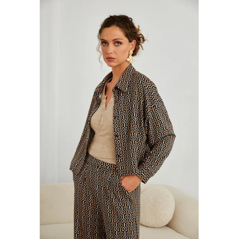 CHAQUETA CORTA ESTAMPADA