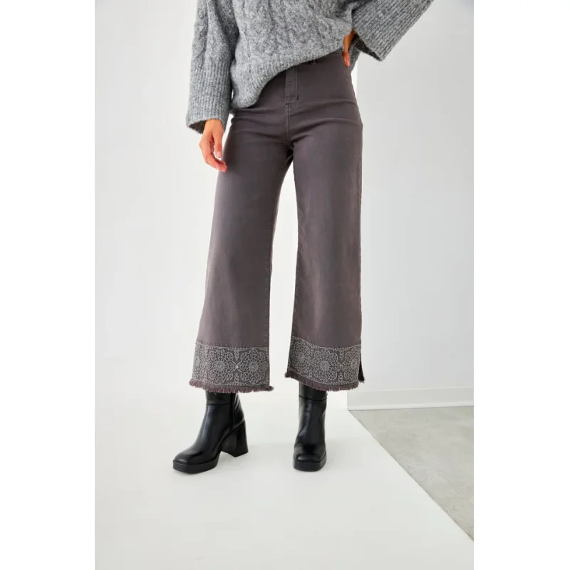 PANTALON BORDADO EN LOS BAJOS